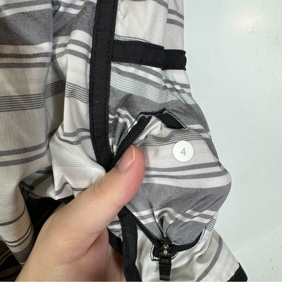 Lululemon Tracker Short II 2-way Stretch Mini Groovy Stripe Dune Size 4 - Picture 3 of 4